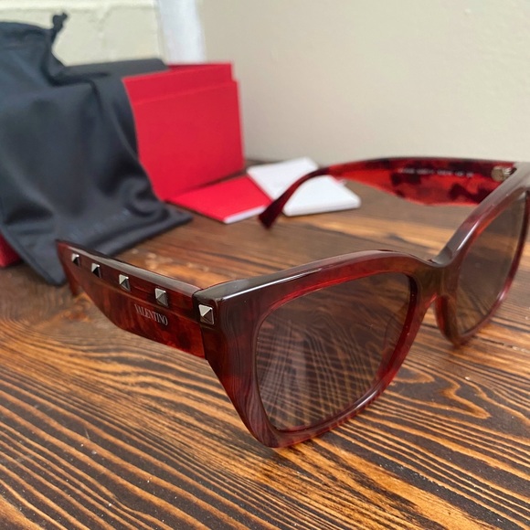 Valentino VA4048 Sunglasses in Red - Picture 3 of 9